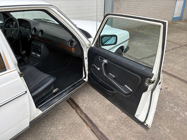 1982 mercedes-benz 200d (w123) oldtimer - afbeelding 15 van  30