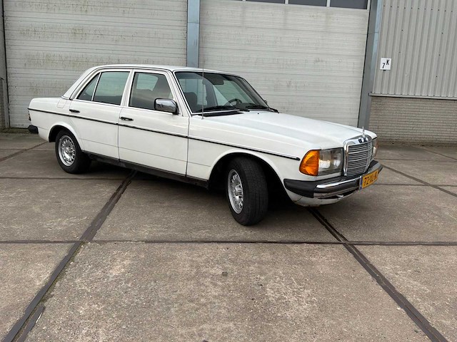 1982 mercedes-benz 200d (w123) oldtimer - afbeelding 18 van  28