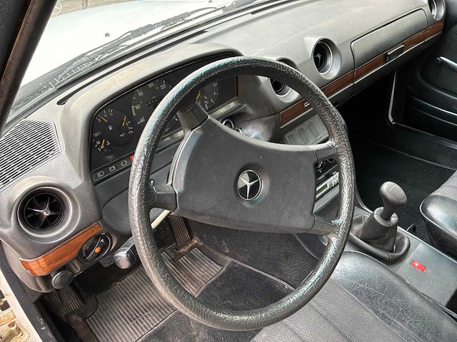 1982 mercedes-benz 200d (w123) oldtimer - afbeelding 27 van  28