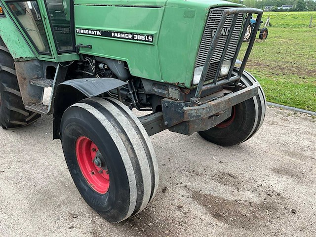 1983 fendt 305ls turbomatik tweewielaangedreven landbouwtractor - afbeelding 1 van  22