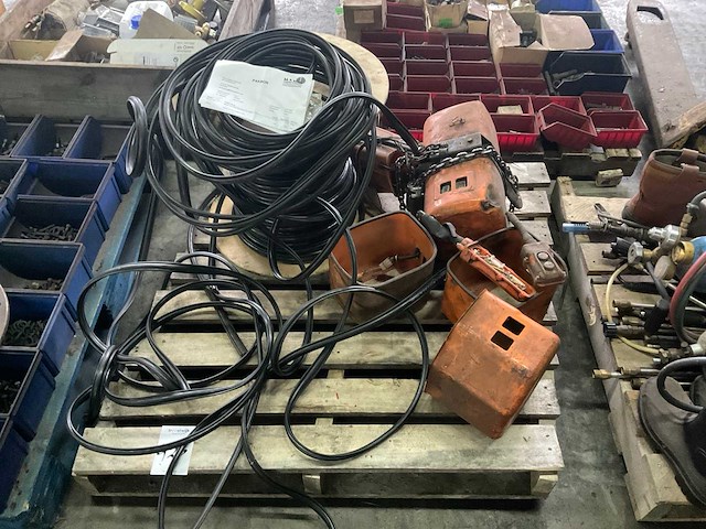 1983 hitachi 1/2fh kettingtakel - afbeelding 1 van  4