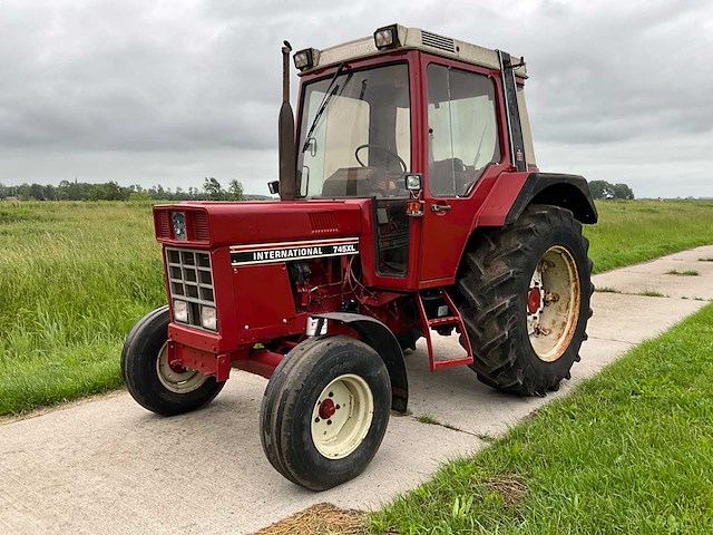 1983 international 745xl tweewielaangedreven landbouwtractor - afbeelding 1 van  31