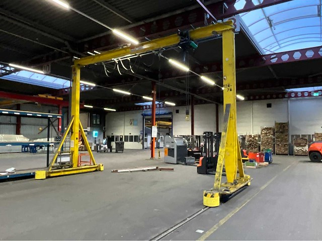 1983 kms / demag portaalkraan - afbeelding 1 van  13