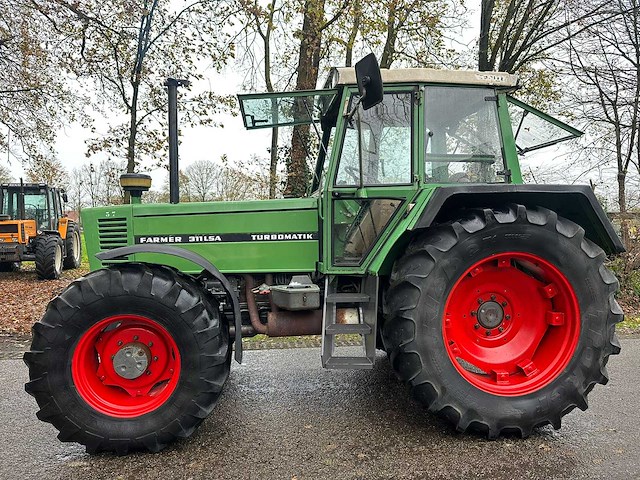 1984 fendt farmer 311 lsa vierwielaangedreven landbouwtractor - afbeelding 2 van  9