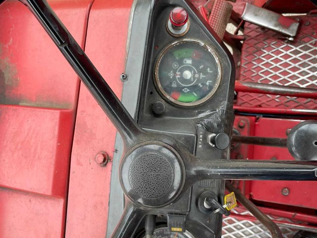 1984 mc cormick international 633 oldtimer tractor - afbeelding 15 van  22