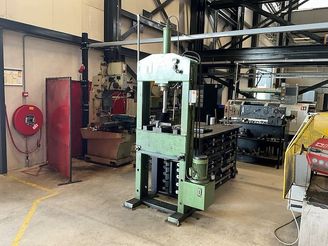 1985 geuma ehp-13-he hydraulische pers - afbeelding 1 van  8