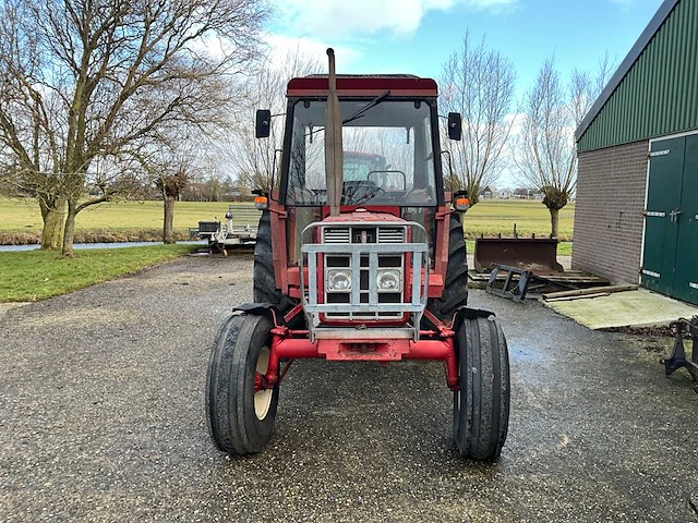1985 international 733 s tweewielaangedreven landbouwtractor - afbeelding 1 van  9