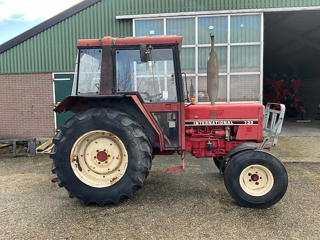 1985 international 733 s tweewielaangedreven landbouwtractor - afbeelding 7 van  9