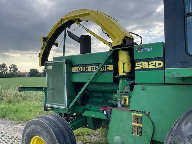1985 john deere 5820 veldhakselaar met pick-up/maisbek en aanhanger - afbeelding 17 van  81