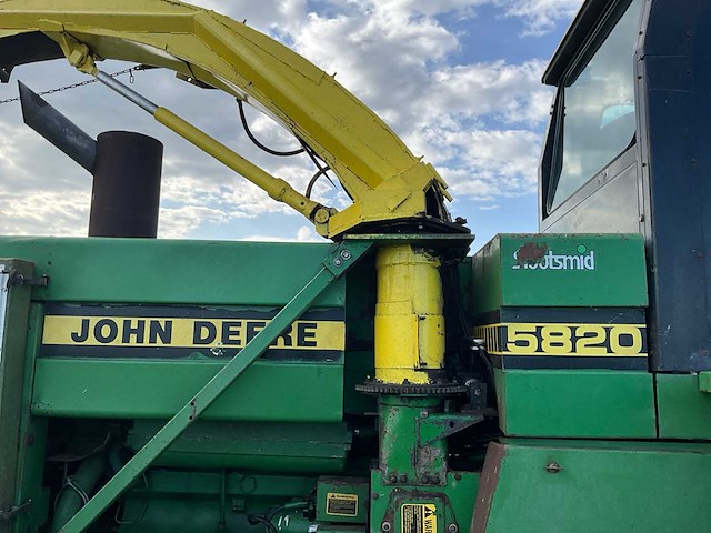 1985 john deere 5820 veldhakselaar met pick-up/maisbek en aanhanger - afbeelding 18 van  81