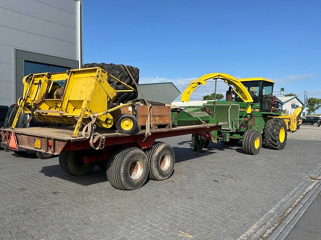 1985 john deere 5820 veldhakselaar met pick-up/maisbek en aanhanger - afbeelding 12 van  81