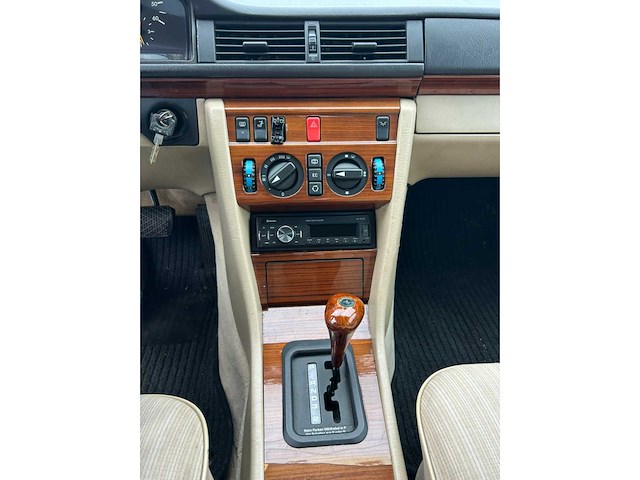 1985 mercedes-benz (w124) 300 d personenauto oldtimer om606 td - afbeelding 5 van  19