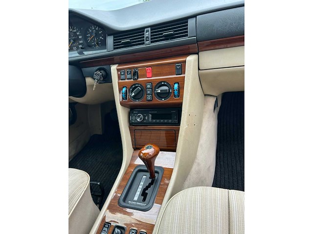 1985 mercedes-benz (w124) 300 d personenauto oldtimer om606 td - afbeelding 6 van  19