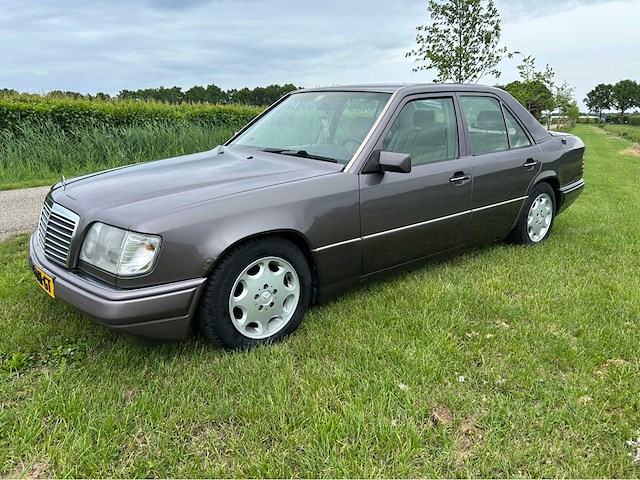 1985 mercedes-benz (w124) 300 d personenauto oldtimer om606 td - afbeelding 1 van  19