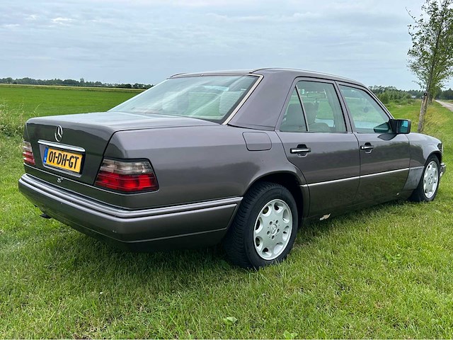 1985 mercedes-benz (w124) 300 d personenauto oldtimer om606 td - afbeelding 24 van  26