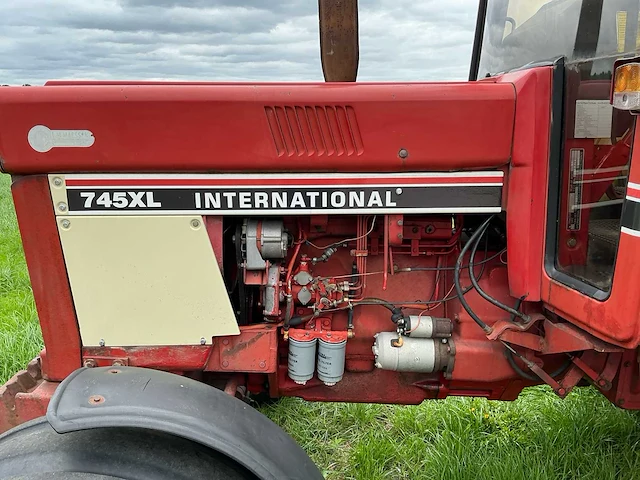 1986 international 745xl ergo-s tweewielaangedreven landbouwtractor - afbeelding 12 van  43