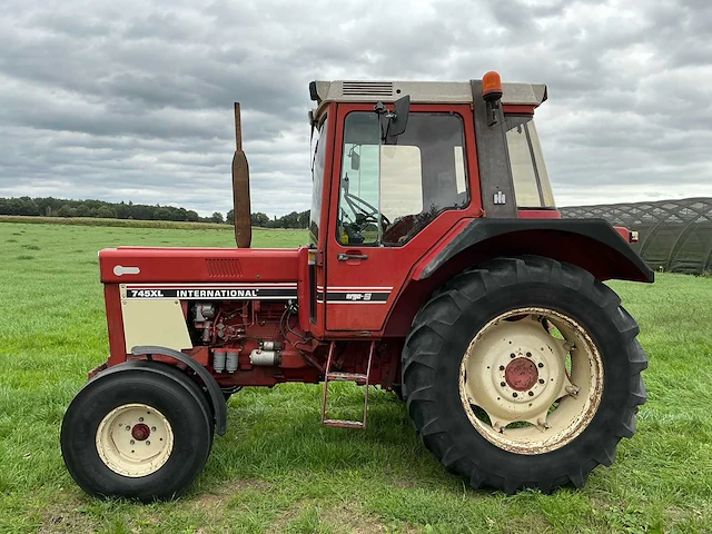 1986 international 745xl ergo-s tweewielaangedreven landbouwtractor - afbeelding 2 van  43