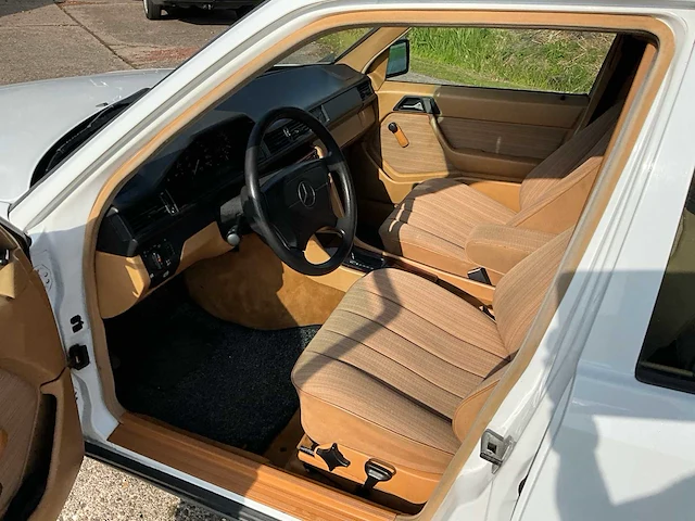 1986 mercedes-benz 200-500 (w124) combi 300 td oldtimer - afbeelding 13 van  44