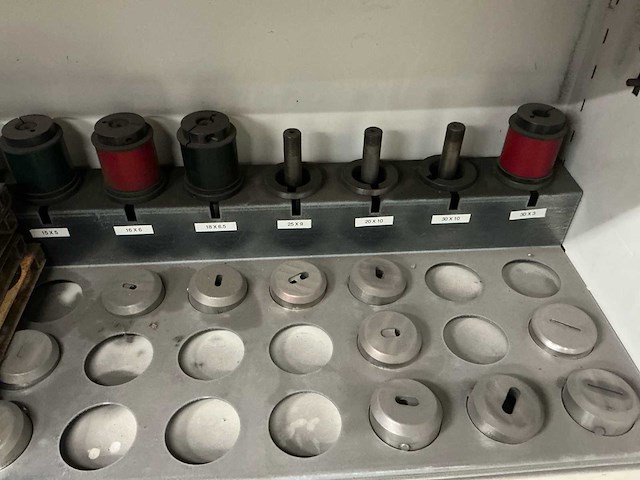 1987 nisshinbo mtp-500 ponsmachine - afbeelding 37 van  57