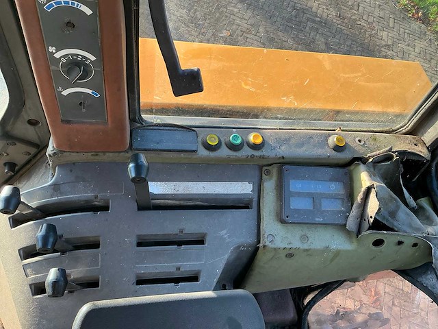 1987 renault 133.14 vierwielaangedreven landbouwtractor - afbeelding 8 van  27