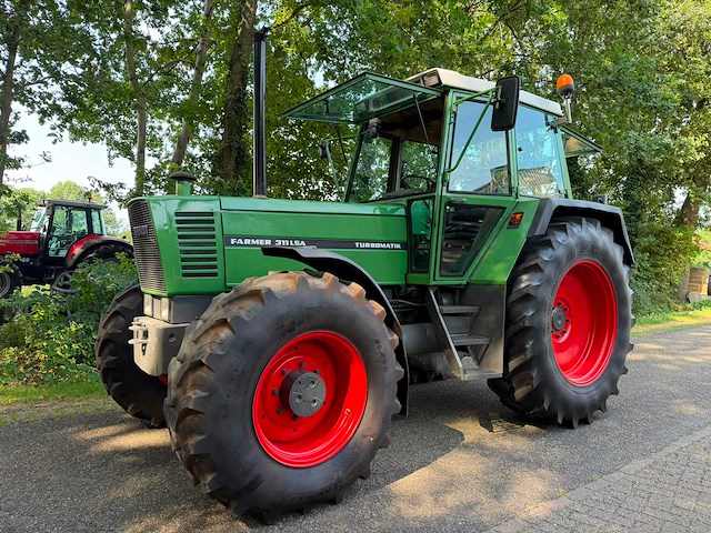 1988 fendt farmer 311 lsa vierwielaangedreven landbouwtractor - afbeelding 1 van  11