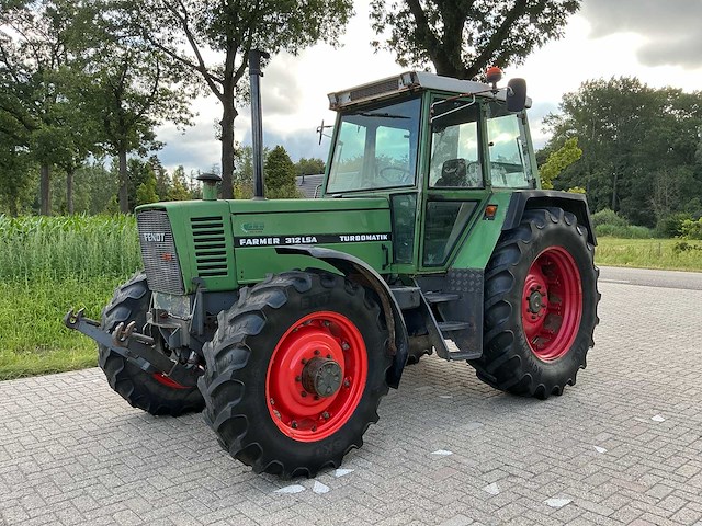 1988 fendt farmer 312 lsa turbomatik vierwielaangedreven landbouwtractor - afbeelding 1 van  10