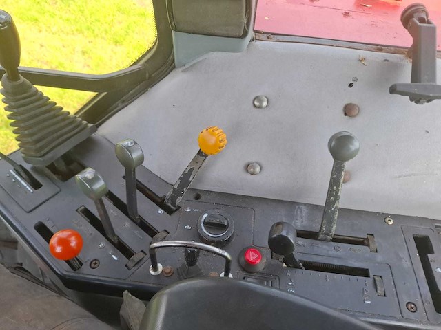 1990 case international 5130 vierwielaangedreven landbouwtractor - afbeelding 1 van  6