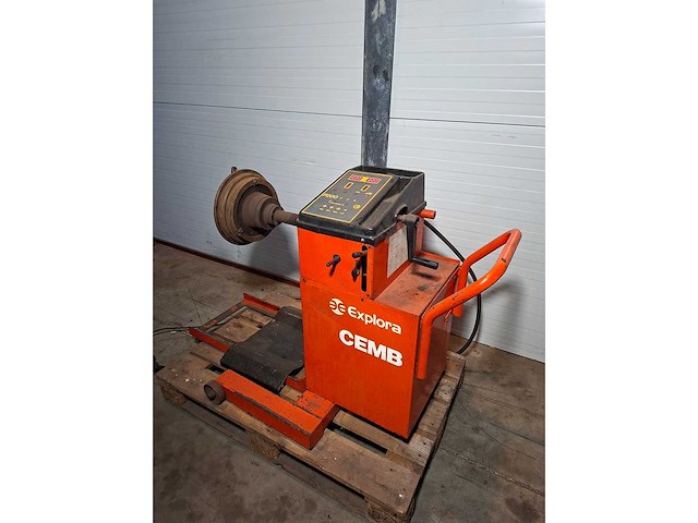 1990 cemb p200 banden balanceerapparaat truck - afbeelding 2 van  5