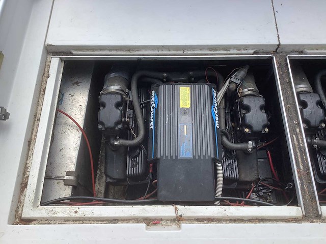 1990 century grand shadow grande 33 motorjacht - afbeelding 8 van  16