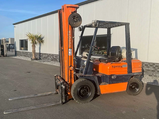 1990 toyota 02-5fgf25 vorkheftruck - afbeelding 1 van  18