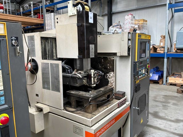 1992 hitachi h-cut203m draadvonk- en erodeermachine - afbeelding 1 van  9