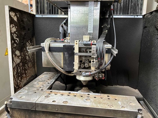 1992 hitachi h-cut203m draadvonk- en erodeermachine - afbeelding 6 van  9