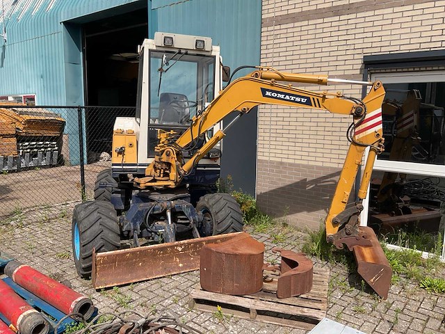 1992 komatsu pw30 banden graafmachine - afbeelding 2 van  8