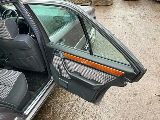 1992 mercedes-benz 300d w124 personenauto - afbeelding 9 van  17