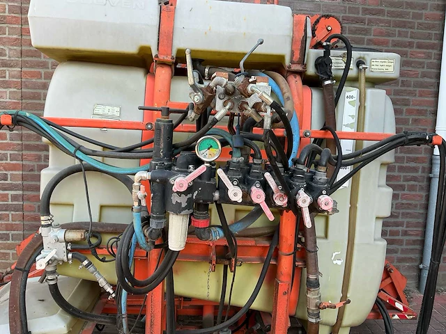 1993 douven gedragen veldspuit – 600 liter – ca. 12 m – hydraulisch - afbeelding 5 van  8