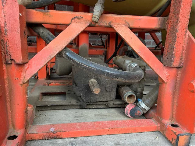 1993 douven gedragen veldspuit – 600 liter – ca. 12 m – hydraulisch - afbeelding 6 van  8