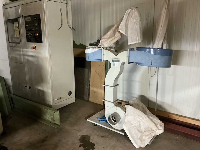 1994 bussellato s. master 150 cnc-freesmachine met reserveonderdelen - afbeelding 23 van  39