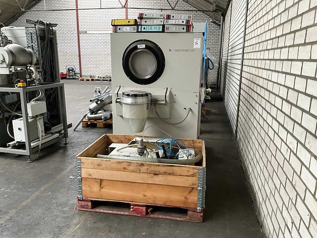1994 leybold ag master met 240 vacuüm metallisatie-/ pvd coating installatie - afbeelding 1 van  13