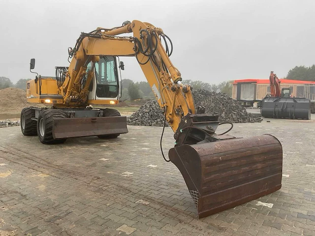 1995 liebherr a900 litronic banden graafmachine - afbeelding 11 van  23