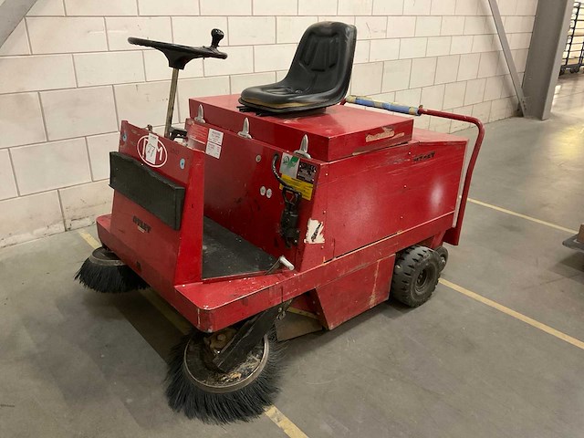 1995 rcm r 850 e/1 zelfrijdende veegmachine - afbeelding 1 van  12