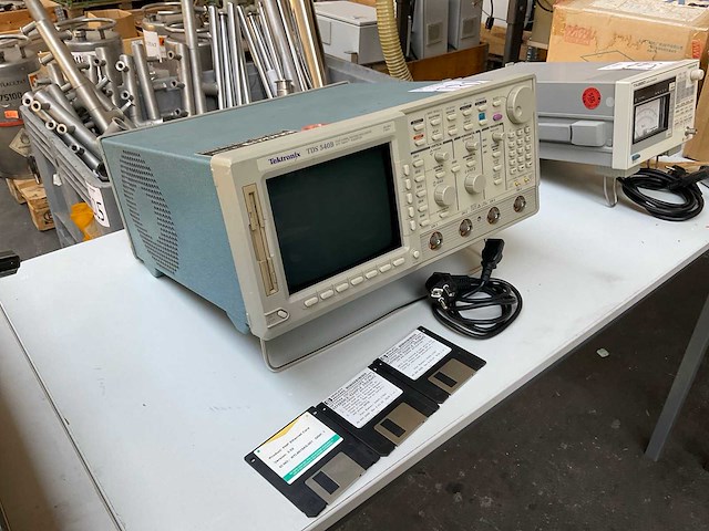 1995 tektronix tds 540b oscilloscoop - afbeelding 2 van  9