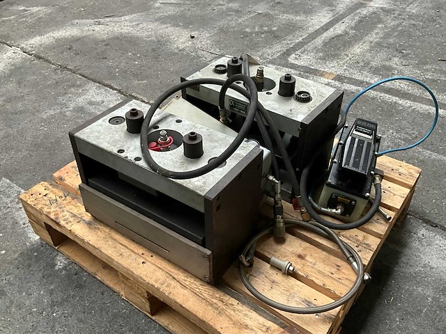 1995 toolex alpha hydraulische cd-stamper bewerkingsmachine (2x) - afbeelding 1 van  1