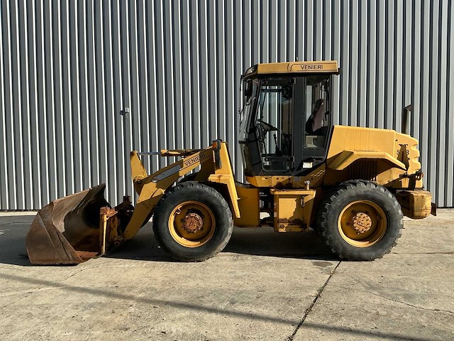 1995 venieri vf563 wiellader – inclusief grondbak en palletvorken - afbeelding 12 van  41