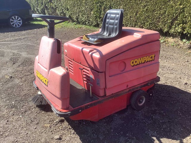 1996 compact 1150r zelfrijdende veegmachine - afbeelding 1 van  7