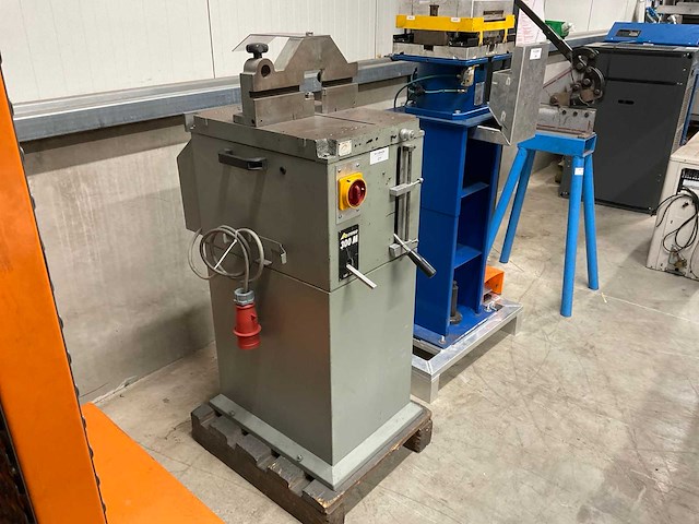 1996 emmegi 300 m afkortcirkelzaagmachine - afbeelding 2 van  3