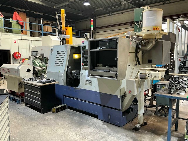 1996 hwacheon hi-eco31a cnc-draaibank met hatec stafaanvoer - afbeelding 13 van  16