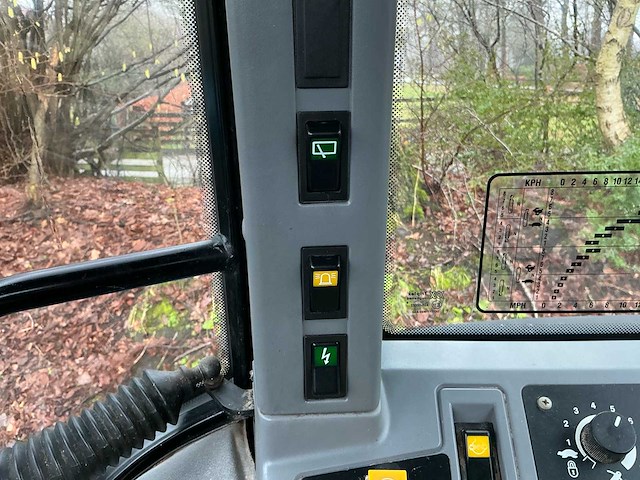 1996 new holland 6640 vierwielaangedreven landbouwtractor - afbeelding 21 van  31