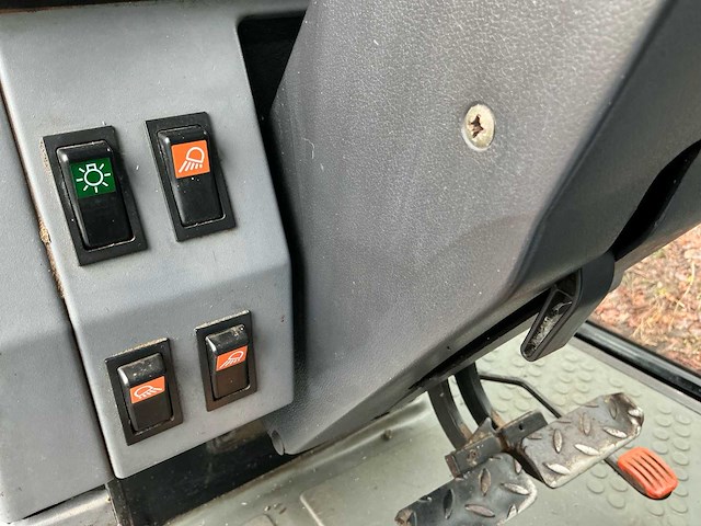 1996 new holland 6640 vierwielaangedreven landbouwtractor - afbeelding 24 van  31