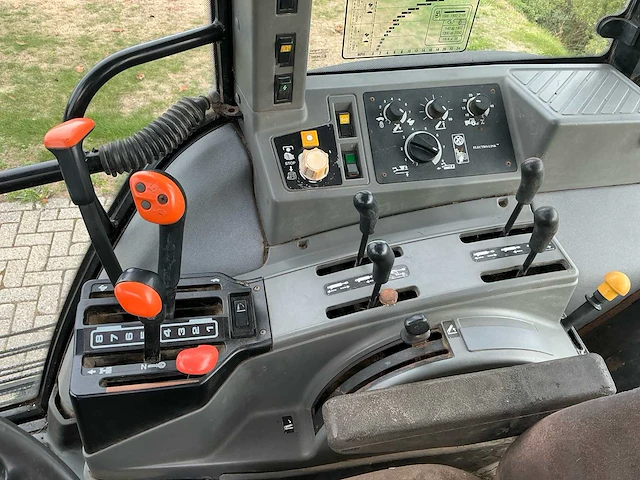 1996 new holland 8340 vierwielaangedreven landbouwtractor - afbeelding 17 van  32