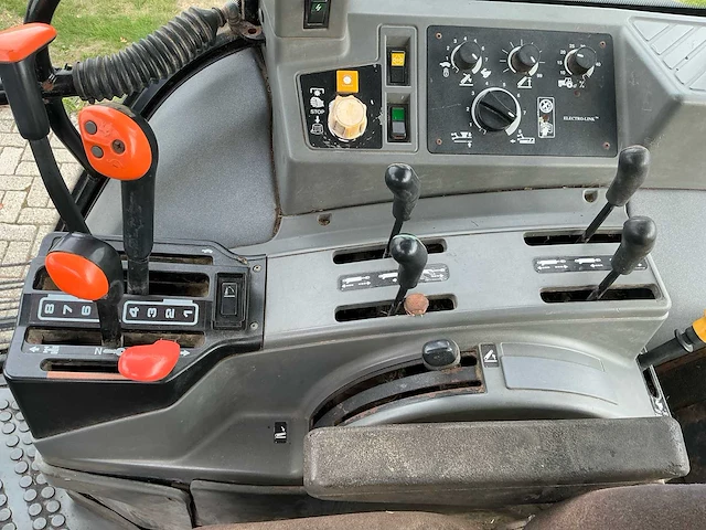1996 new holland 8340 vierwielaangedreven landbouwtractor - afbeelding 18 van  32